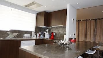 Apartment, 2 Bedrooms | Private kitchenette | Fridge, microwave, oven, cookware/dishes/utensils