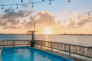 Kolam renang outdoor, dengan kursi berjemur