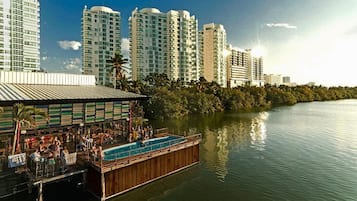 Bar junto a la piscina