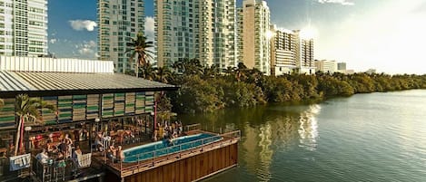 Bar à beira da piscina