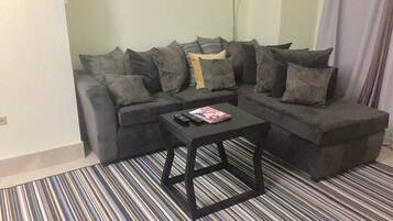 Casa familiar, 2 habitaciones, con acceso para personas discapacitadas, 2 baños | Área de sala de estar | Televisión de pantalla plana