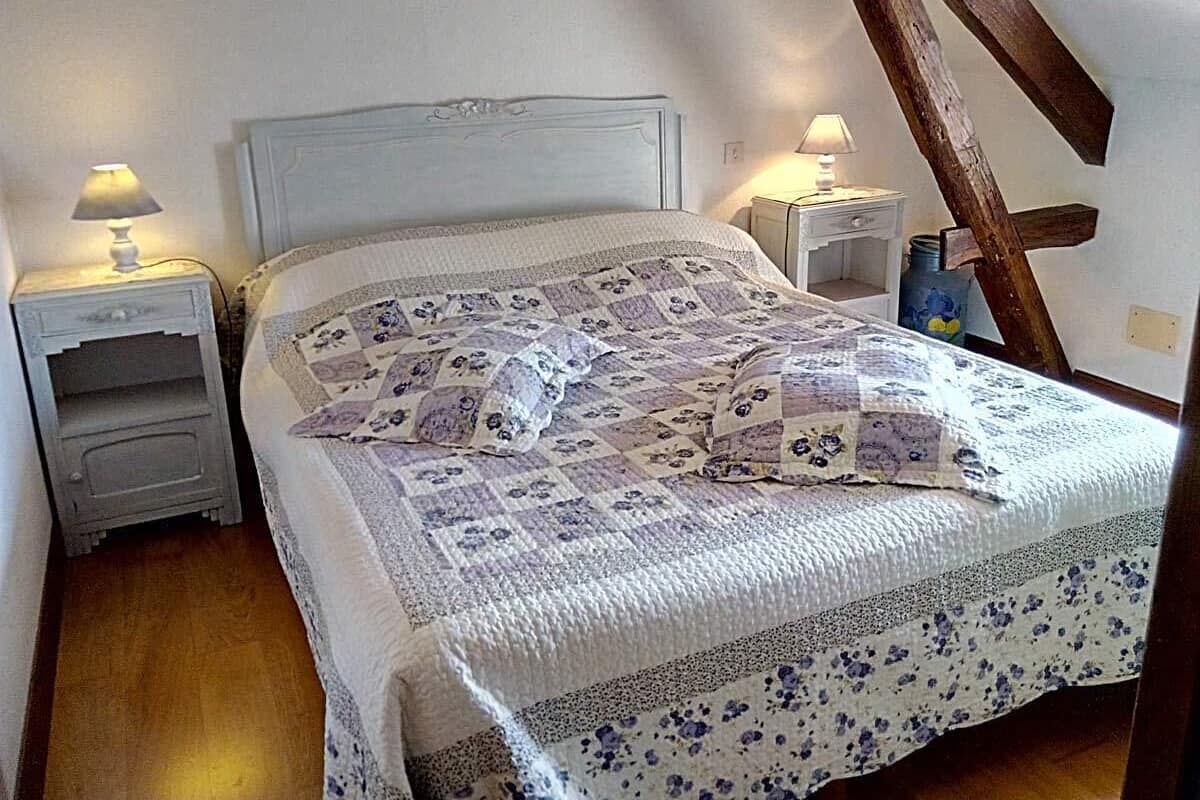 1 bedroom, desk, soundproofing, free cots/infant beds