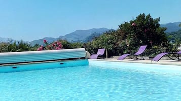 Piscine extérieure, chaises longues