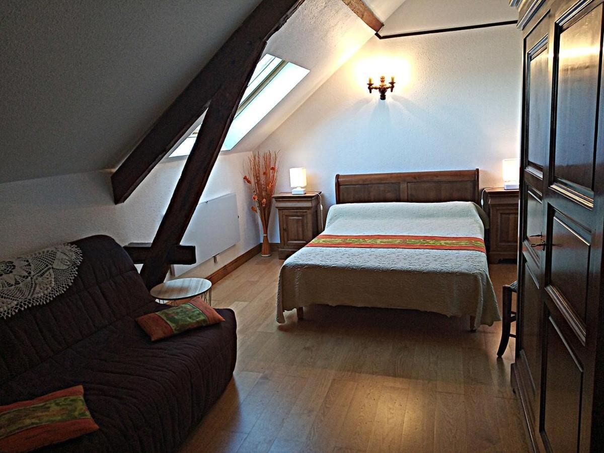 Desk, soundproofing, free cribs/infant beds, free WiFi