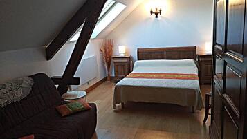 1 bedroom, desk, soundproofing, free cribs/infant beds