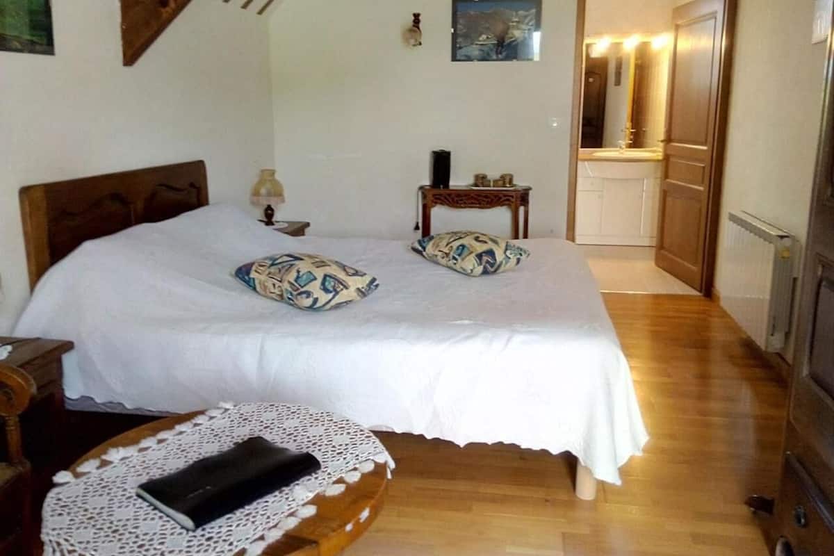 1 bedroom, desk, soundproofing, free cots/infant beds