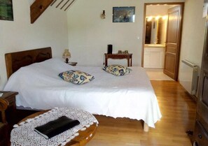 Pic du Midi | Desk, soundproofing, free cots/infant beds, free WiFi