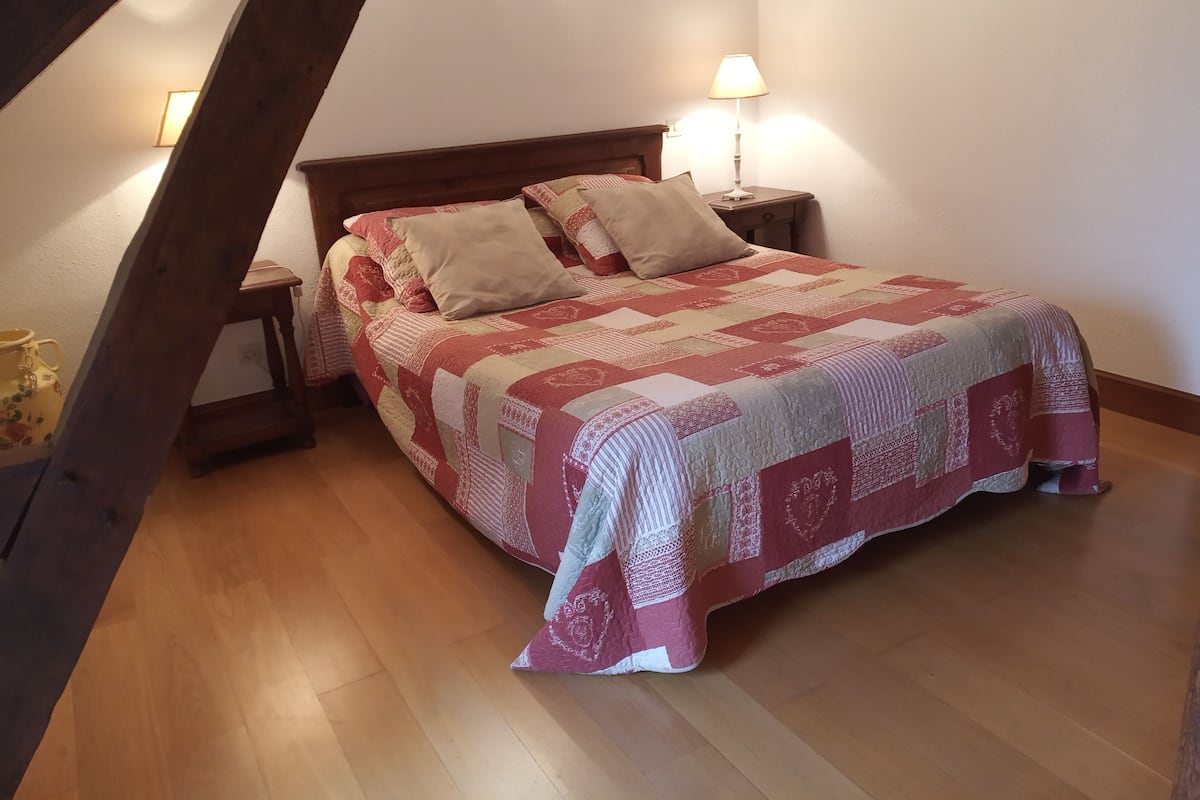 1 bedroom, desk, soundproofing, free cots/infant beds