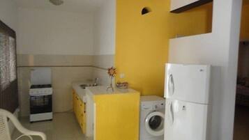Fridge, cookware/dishes/utensils