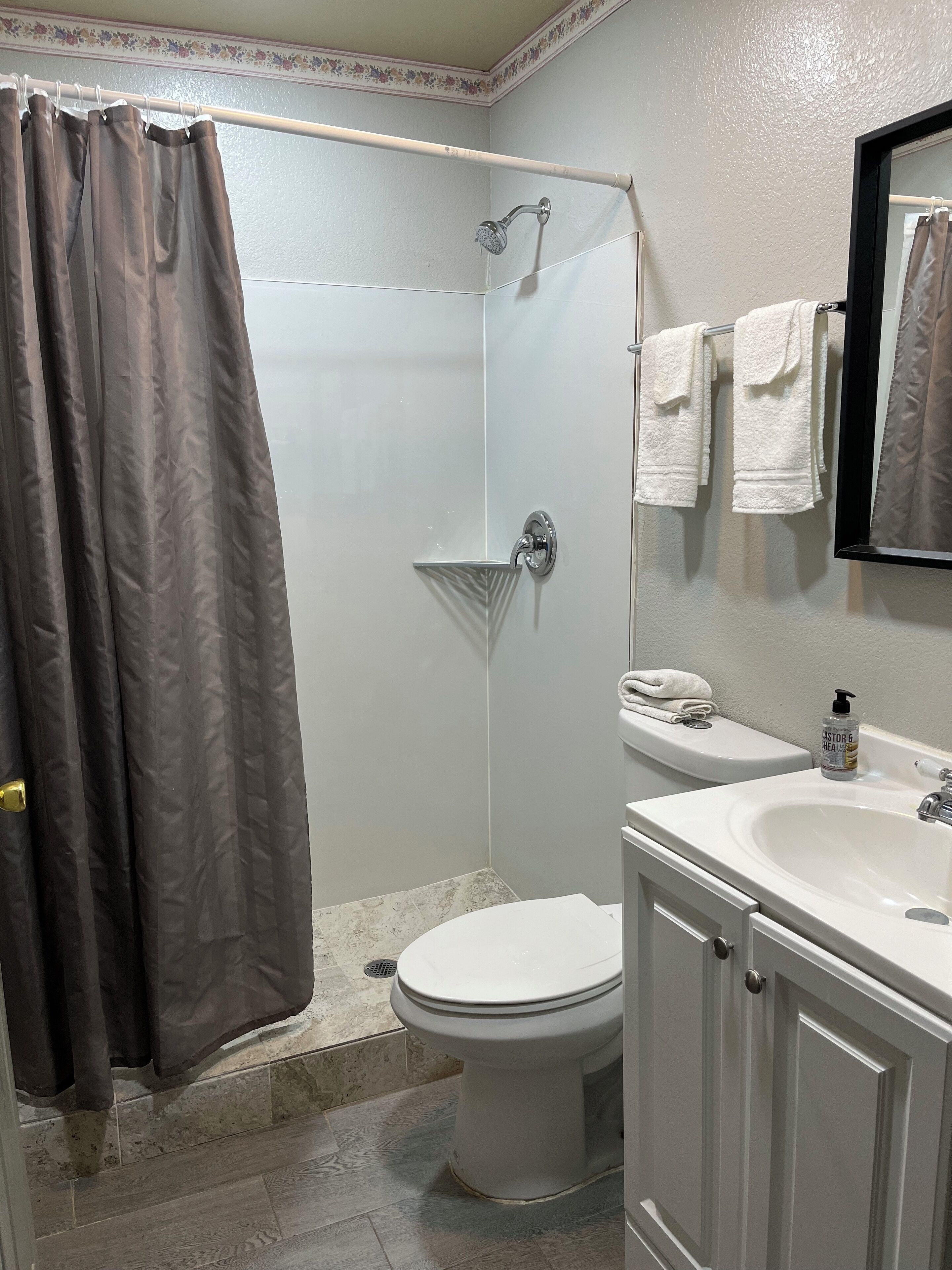 Basic Single Room, 1 Queen Bed | Bathroom