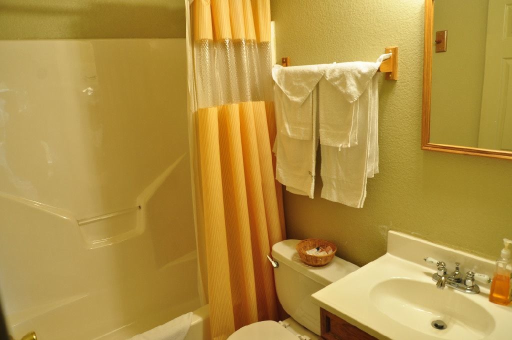 Un baño con ducha, inodoro y lavamanos.