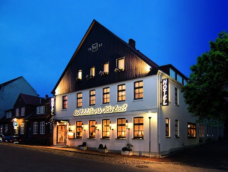 Fachada de la propiedad por la tarde o noche