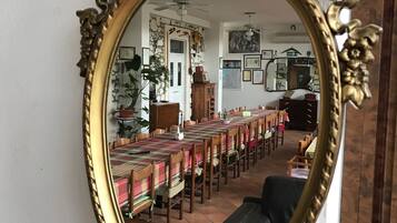 Aperto a pranzo e cena, cucina italiana