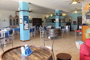 Se sirven almuerzos, cenas y cocina italiana 