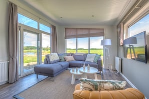 Pavilion 6 | Oppholdsrom | En 32-tommers TV med kabel-kanaler