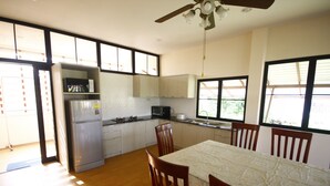 3 Bedrooms Apartment  | In-room dining - Rimtalay Angsila Guesthouse (Chonburi)