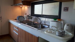  1 Bedroom Apartment | Private kitchen | Coffee/tea maker, microwave, stovetop, rice cooker - Rimtalay Angsila Guesthouse (Chonburi)