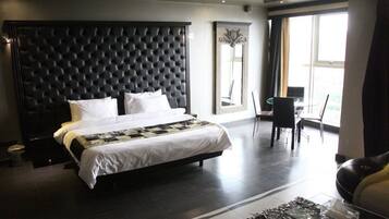 Standard double room with balcony and sea view | 1 bedroom, premium bedding, minibar, desk