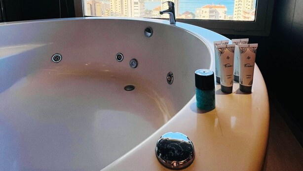Executive suite with Jacuzzi balcony and sea view | Boblebad