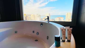 Executive suite with Jacuzzi balcony and sea view | Jetted tub