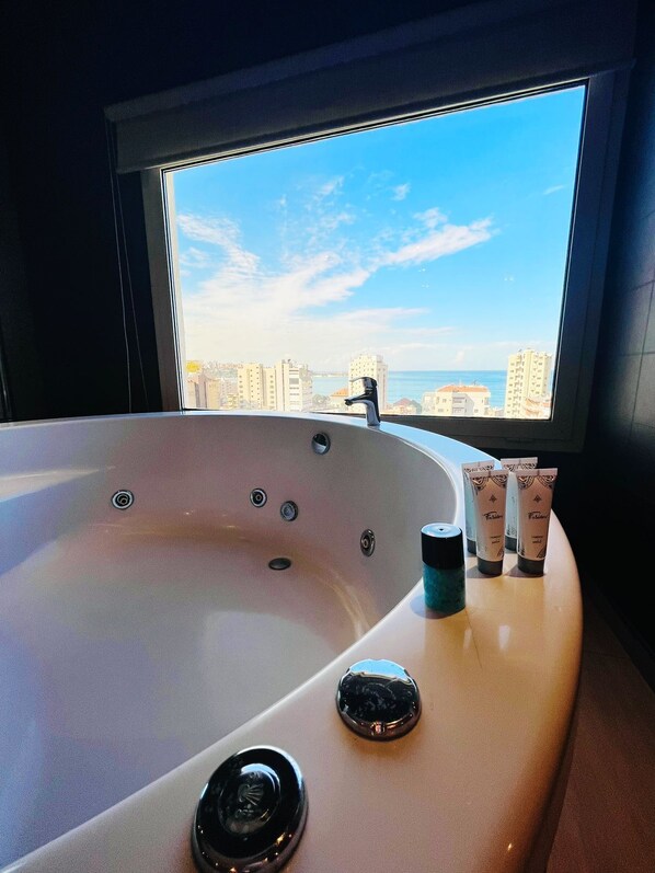 Executive suite with Jacuzzi balcony and sea view | Jetted tub - Doll's Hotel (Jounieh)