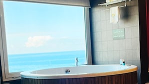 Junior suite with Jacuzzi balcony and sea view | Sengetøy av topp kvalitet, minibar og skrivebord
