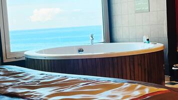 Junior suite with Jacuzzi balcony and sea view | Ylelliset vuodevaatteet, minibaari, työpöytä