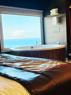 Junior suite with Jacuzzi balcony and sea view | Premium bedding, minibar, desk, laptop workspace - Doll's Hotel (Jounieh)