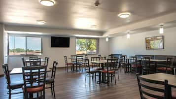 بوفيه فطور مجانًا يوميًا