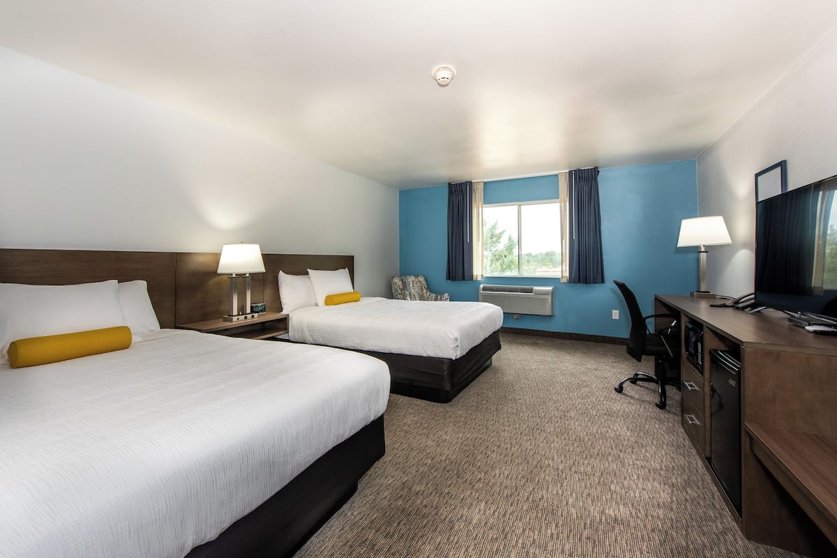 1 bedroom, premium bedding, desk, blackout curtains