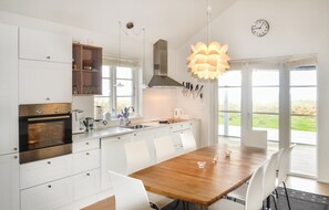 Jääkaappi, uuni, liesi, astianpesukone