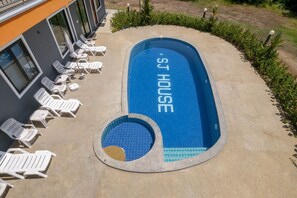 Outdoor pool, pool loungers - OYO 665 Sj House Hotel (Krabi)