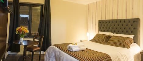 Habitación individual, 1 cama doble | Caja fuerte, escritorio, wifi gratis