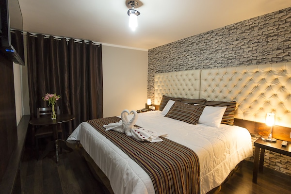 In-room safe, desk, free WiFi