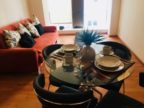 Comfort Apartment, 1 Queen Bed with Sofa bed | In-room dining