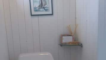 Studio Suite Romantis, 1 Tempat Tidur King, ensuite, area taman | Kamar mandi | Kombinasi shower/bathtub, pengering rambut, dan handuk