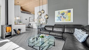 TV, peis, DVD-spiller og stereoanlegg