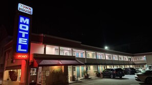 Front of property - evening/night - Townhouse Motel (San Francisco)