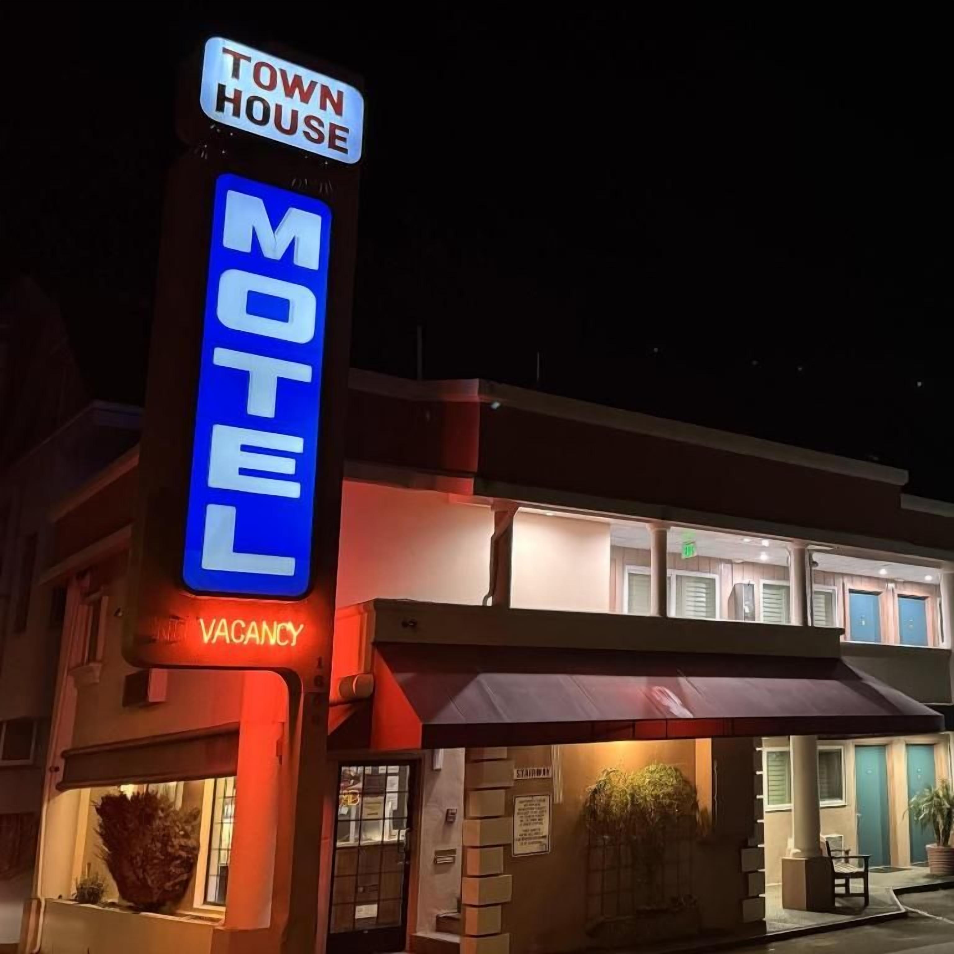 A motel with a neon sign indicating vacancy.