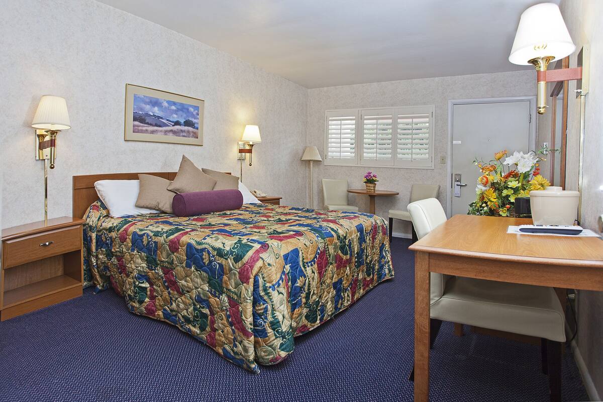 Standard Room, 1 King Bed | Desk, iron/ironing board, WiFi (free), bed sheets