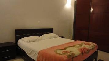 Apartment, 4 Bedrooms | 1 bedroom, in-room safe, free WiFi