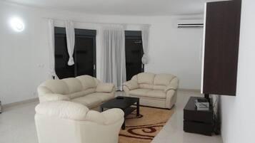 Apartemen, 4 kamar tidur | Ruang keluarga | TV