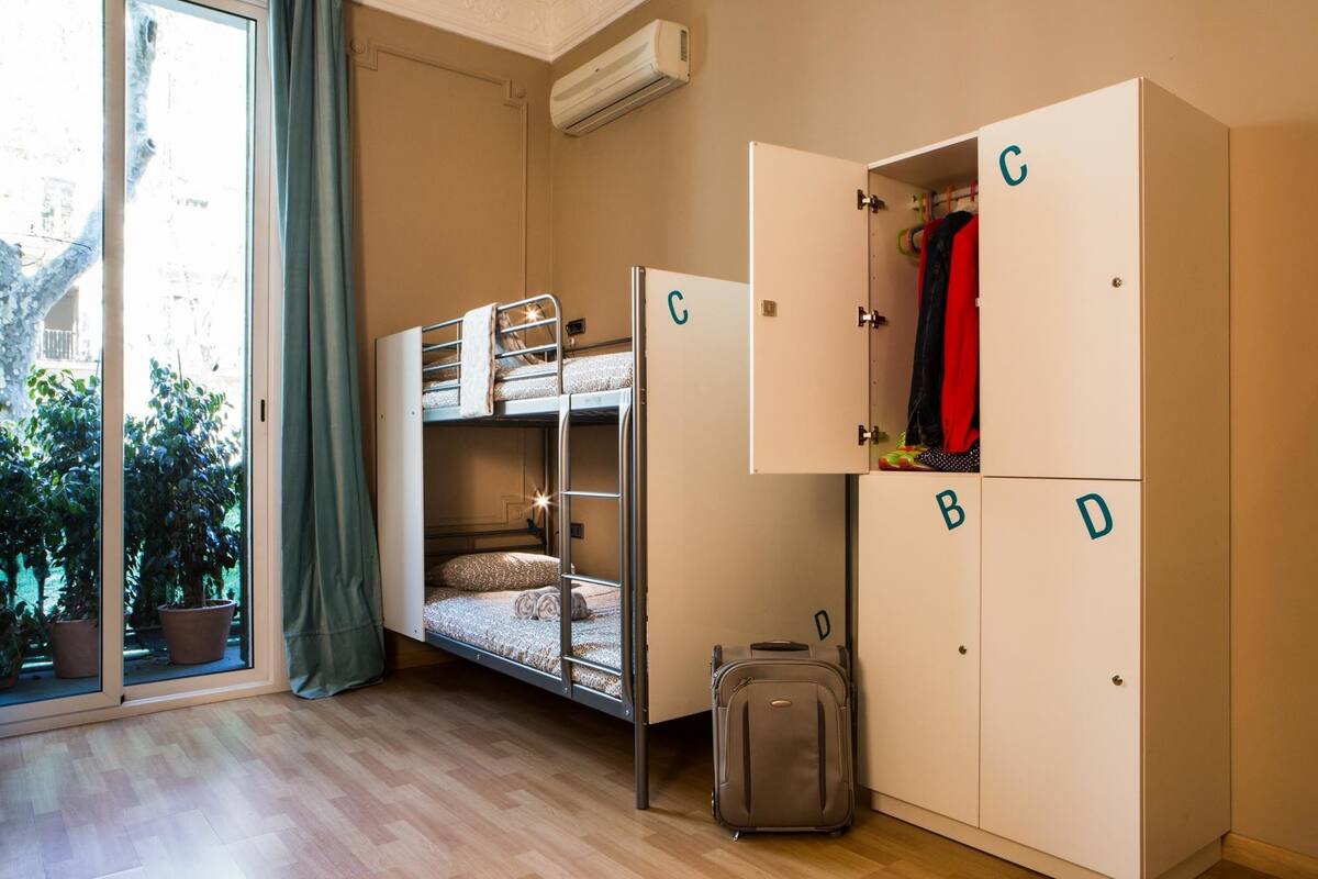 Shared female 4 dormitory, shared bathroom
