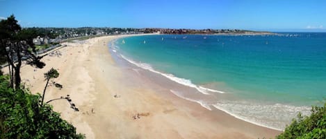 Una spiaggia nelle vicinanze