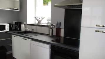 Geladeira, micro-ondas, fogĂŁo, cooktop