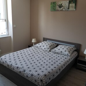 2 chambres, fer et planche à repasser, lit parapluie, Wi-Fi gratuit