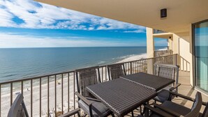 Un balcon avec vue sur la plage et l’océan.