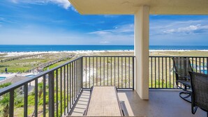 Un balcon avec vue sur la plage et l’océan.