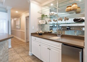 Refrigerador, microondas, horno y lavavajillas 