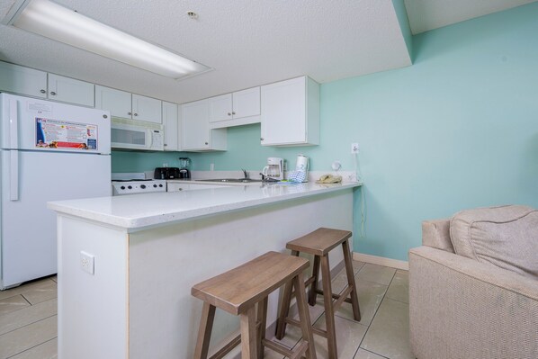 Réfrigérateur, four à micro-ondes, un four, lave-vaisselle